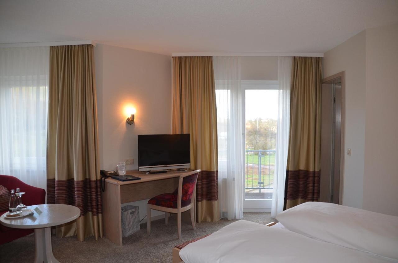 Castell Hotel & Restaurant Leinsweiler Buitenkant foto
