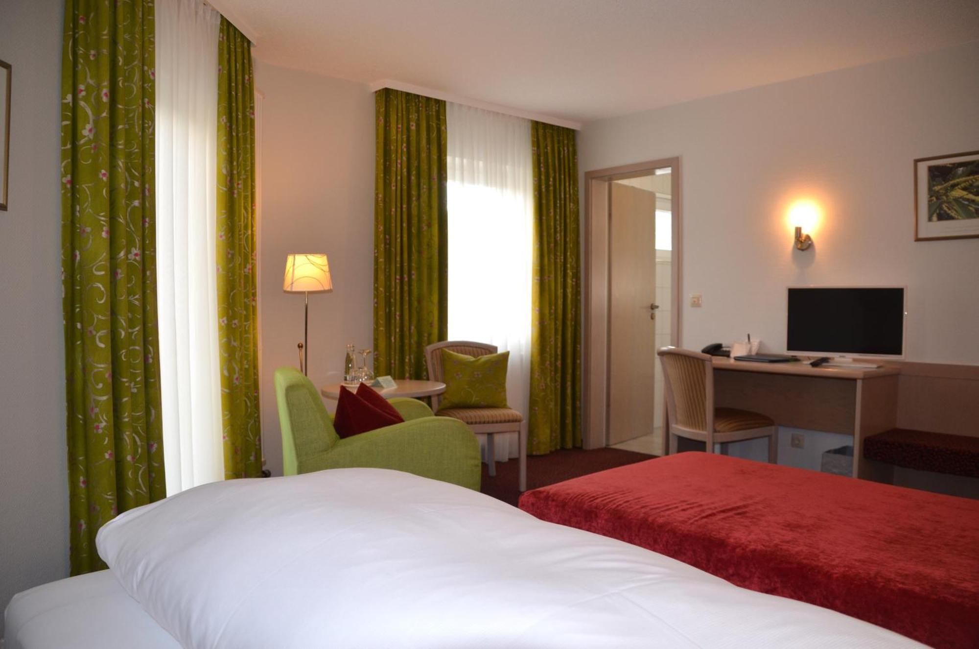 Castell Hotel & Restaurant Leinsweiler Buitenkant foto